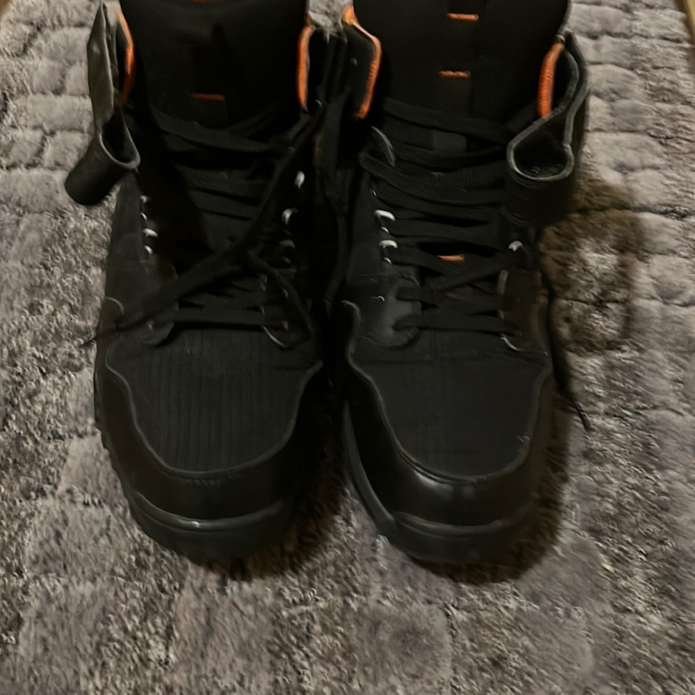 Nike sneakers boot size 13 almost new bracket on right foot for a scrap broken